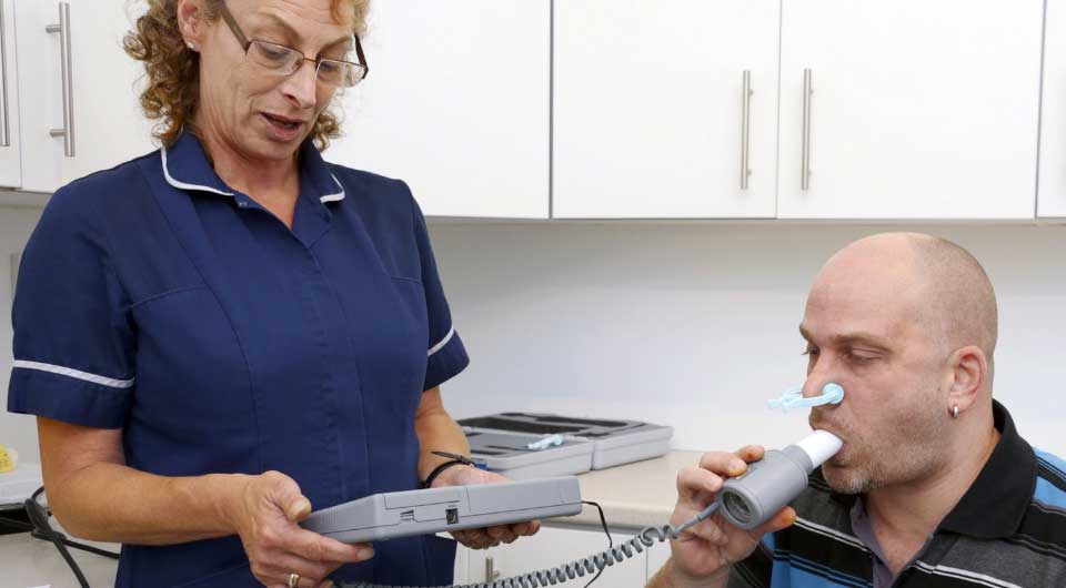 Nurse performing Spirometry